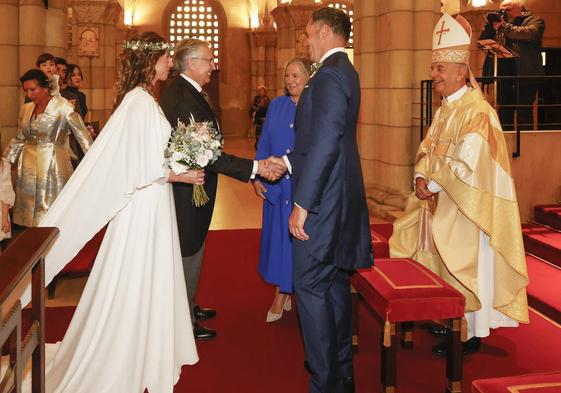 Ángela Pumariega, a su llegada al altar, donde la esperaba Alejandro Muscat y Kike Figaredo, que ofició la ceremonia.