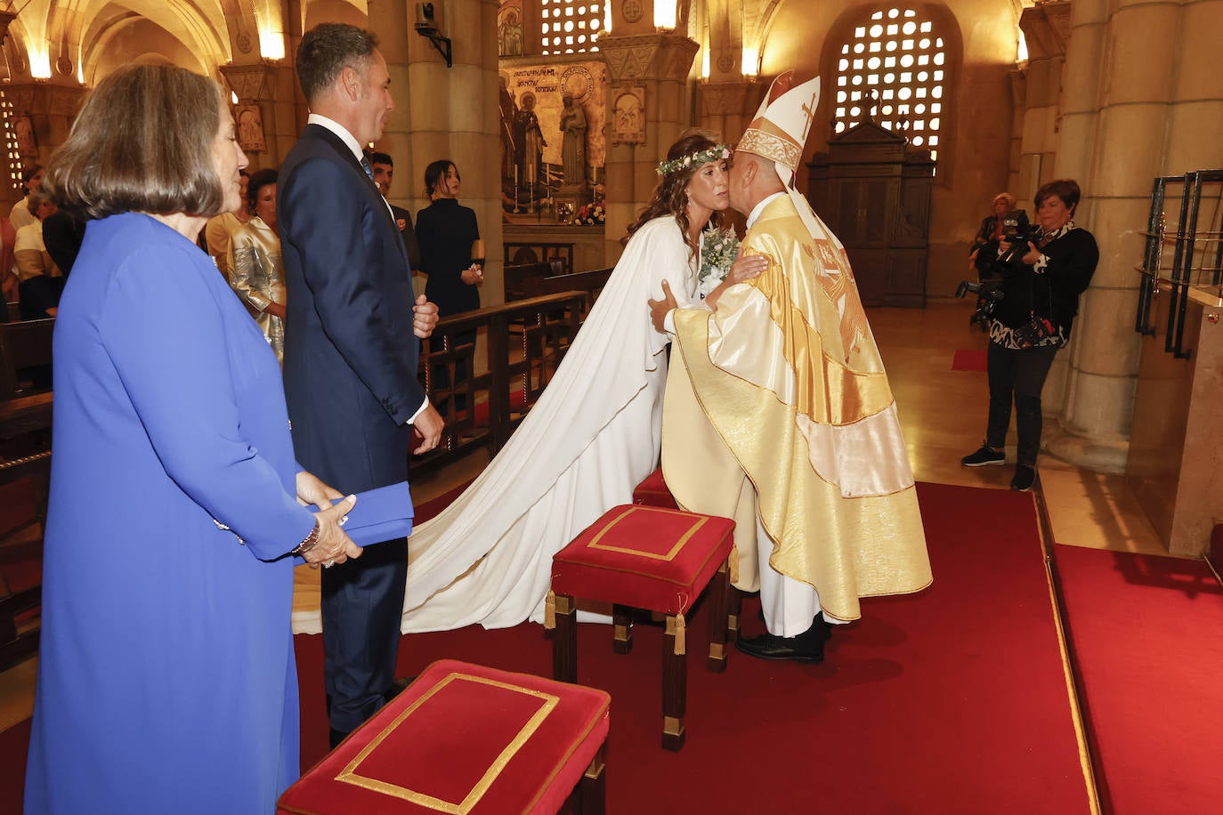 Ángela Pumariega sella su amor en San Pedro