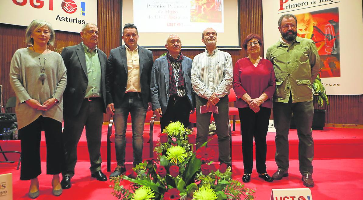 Maite Pereiras, Isaac Javier Calleja, Javier Fernández Lanero, Pepe Álvarez, Fernando Simón, María Teresa Cuevas y Fernando Álvarez, en la entrega de los premios Primero de Mayo, en Oviedo. fotos:mario rojas