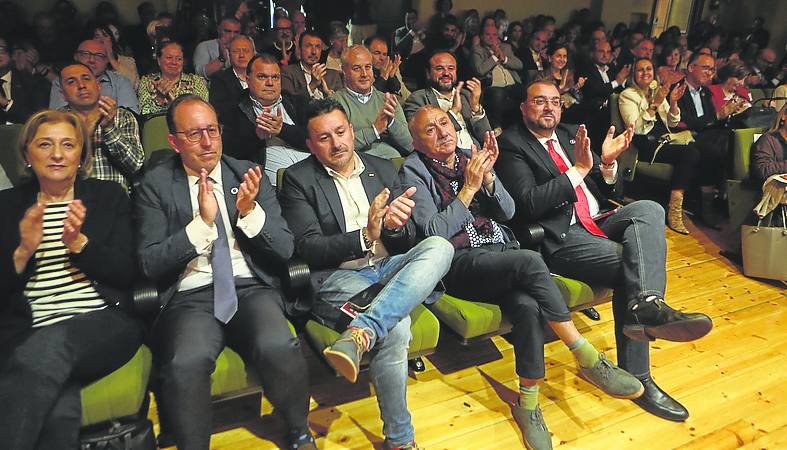 Delia Losa, Mario Arias, Javier Fernández Lanero, Pepe Álvarez y Adrián Barbón, en el salón de actos Manuel Fernández López, 'Lito'.