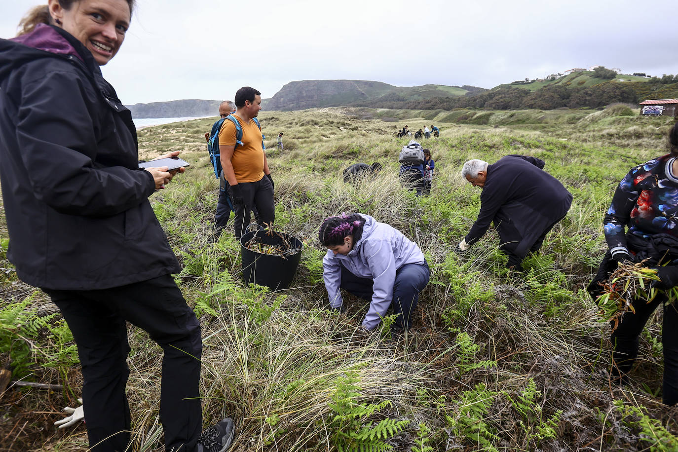 Limpieza masiva de la playa de Xagó