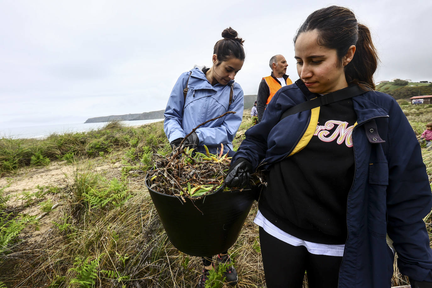 Limpieza masiva de la playa de Xagó
