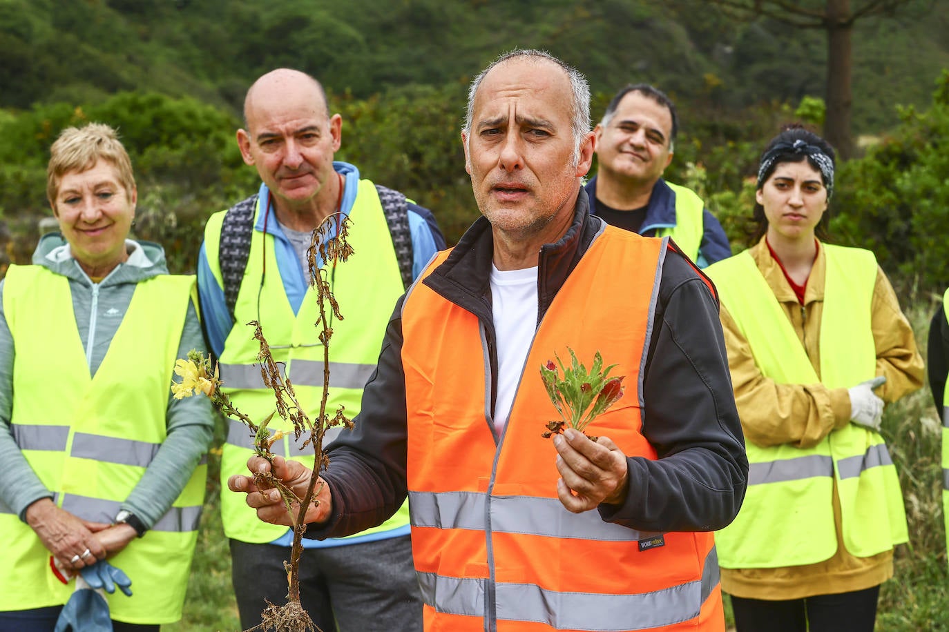 Limpieza masiva de la playa de Xagó