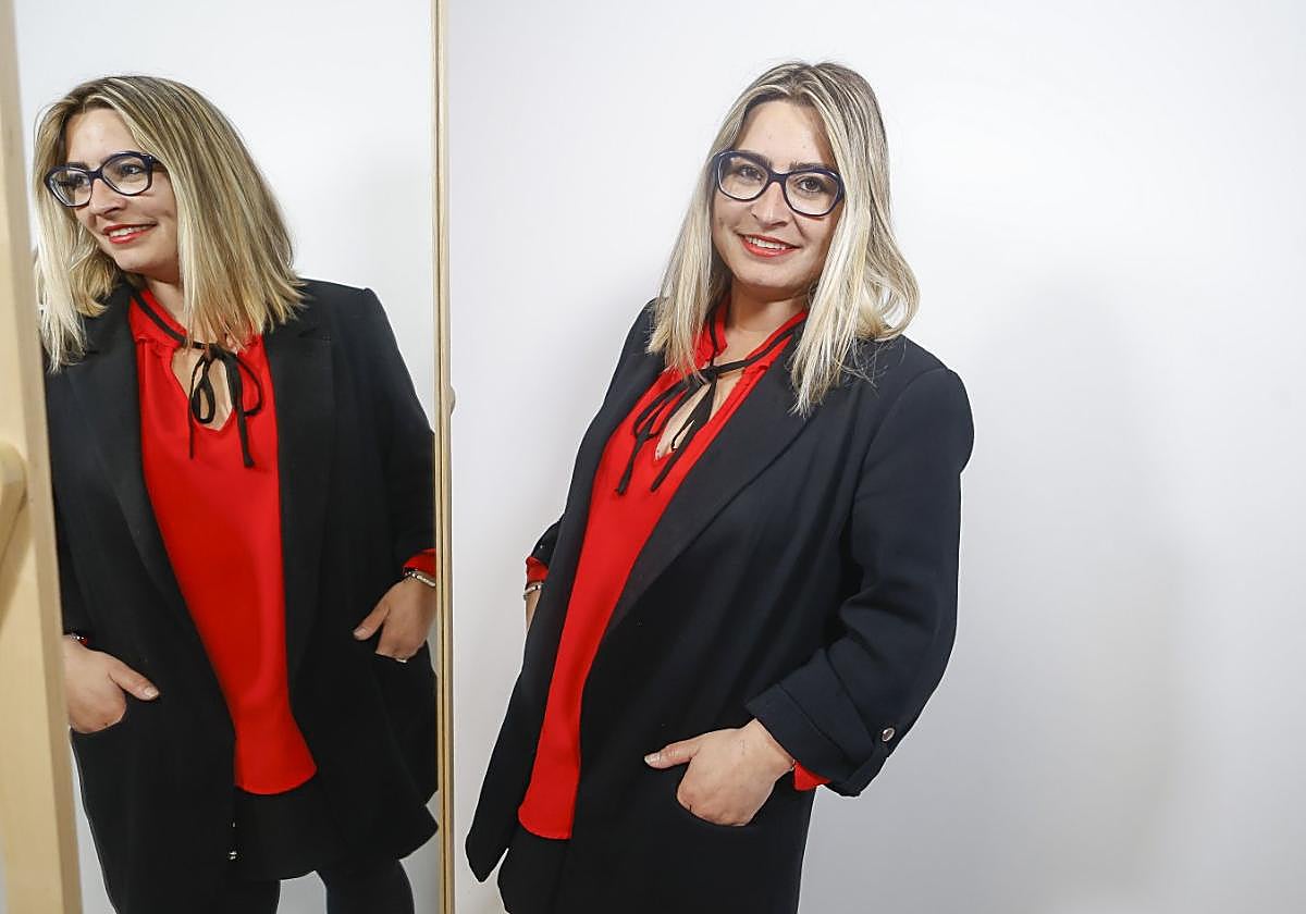 La candidata a la Alcaldía por Cambia Avilés, Sara Retuerto, frente al espejo. ARNALDO GARCÍA