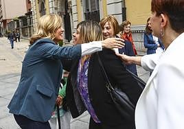 La ministra Alegría saluda a Gimena Llamedo.