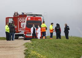 Bomberos, policías y sanitarios en el cerro de Santa Catalina, tras el hallazgo del cuerpo.