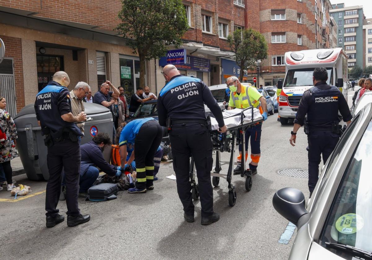 Policía y personal sanitario atienden a los heridos.