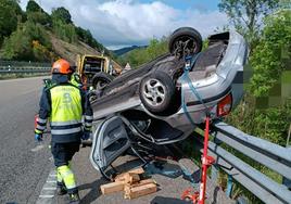 El vuelco de un coche en la AS-I, sentido Gijón, se salda con dos heridos