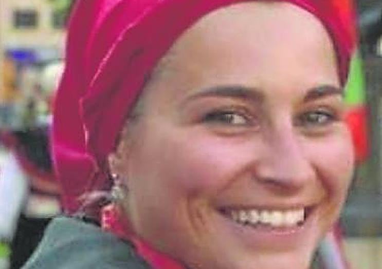 Vestida con el traje tradicional.