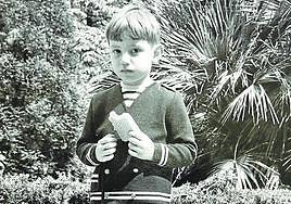 El candidato a la Alcaldía del PSOE, Carlos Fernández Llaneza, frente al espejo. ARNALDO GARCÍA