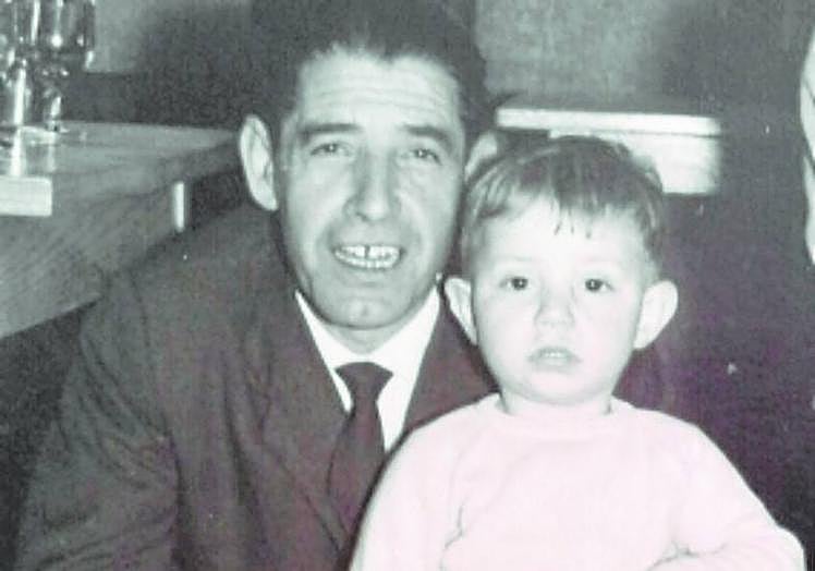 EN FAMILIA. Junto a su padre, Jesús, su referente personal y del que le viene la pasión por la política, fallecido en 2014.