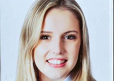 Imagen secundaria 1 - A la izquierda, una imagen reciente de Claudia. A la derecha, el último cuadro que pintó y que acabó hace escasos días. 