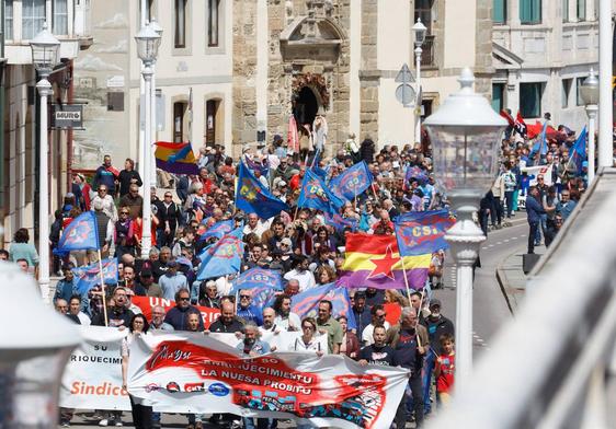 Manifestación del Primero de Mayo en Gijón convocada por los sindicatos CSI, CNT, CGT y Suatea.