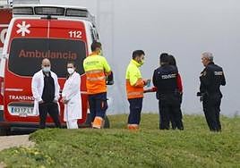 Bomberos, policías y sanitarios en el cerro de Santa Catalina, tras el hallazgo del cuerpo.