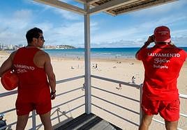 San Lorenzo inaugura la temporada de baños con «bastante arena» y bandera amarilla
