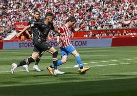 Guille Rosas deja atrás a Andoni López antes de colocar el balón para golpear con su bota izquierda.