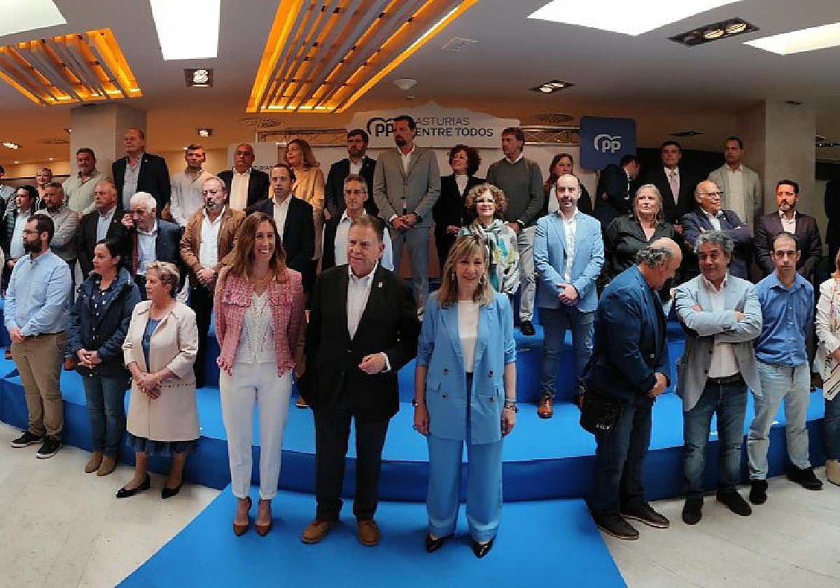 Ángela Pumariega, Alfredo Canteli y Esther Llamazares, en el centro junto al resto de candidatos municipales del PP ocupando todo el escenario.