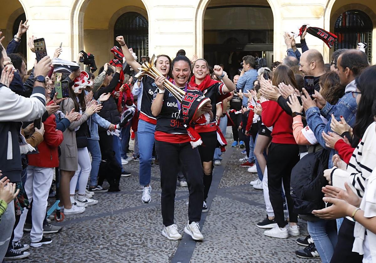 El público hizo el clásico pasillo a las campeonas de Europa en la Plaza Mayor. Natasha Lee fue la encargada de portar la Copa, durante el paseíllo.