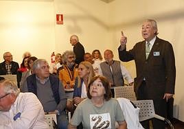 Protestando por la exclusión de Vox.