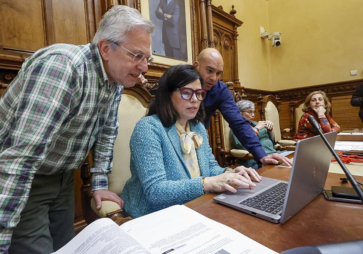 La secretaria municipal, Inmaculada Fernández, José Luis Fernández y Jesús Martínez Salvador.
