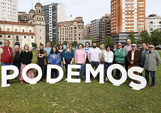 Olaya Suárez (de azul, en el centro), con una veintena de la candidatos de la formación.