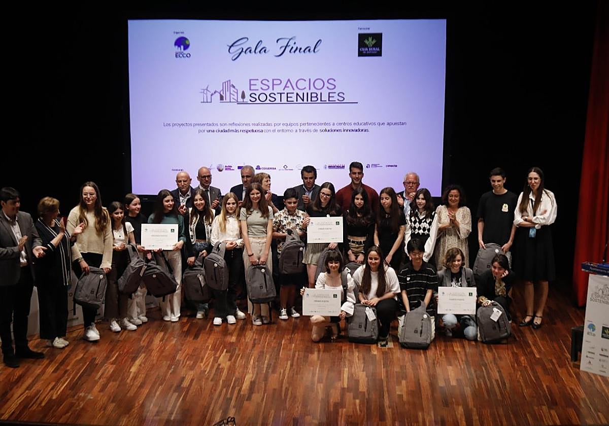 Los jóvenes reconocidos por sus propuestas, ayer sobre el escenario de la Casa de Cultura.