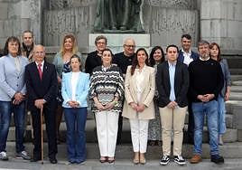 Sonsoles Peralta, en el centro acompañada de resto de integrantes de la candidatura de Vox.