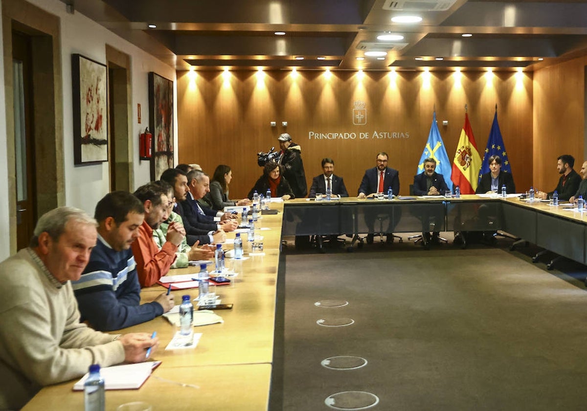 Reunión constitutiva de la Mesa de coordinación de la llegada de la alta velocidad a Asturias, convocada en febrero con empresarios, sindicatos, patronales, cámaras, la Universidad y colectivos profesionales.