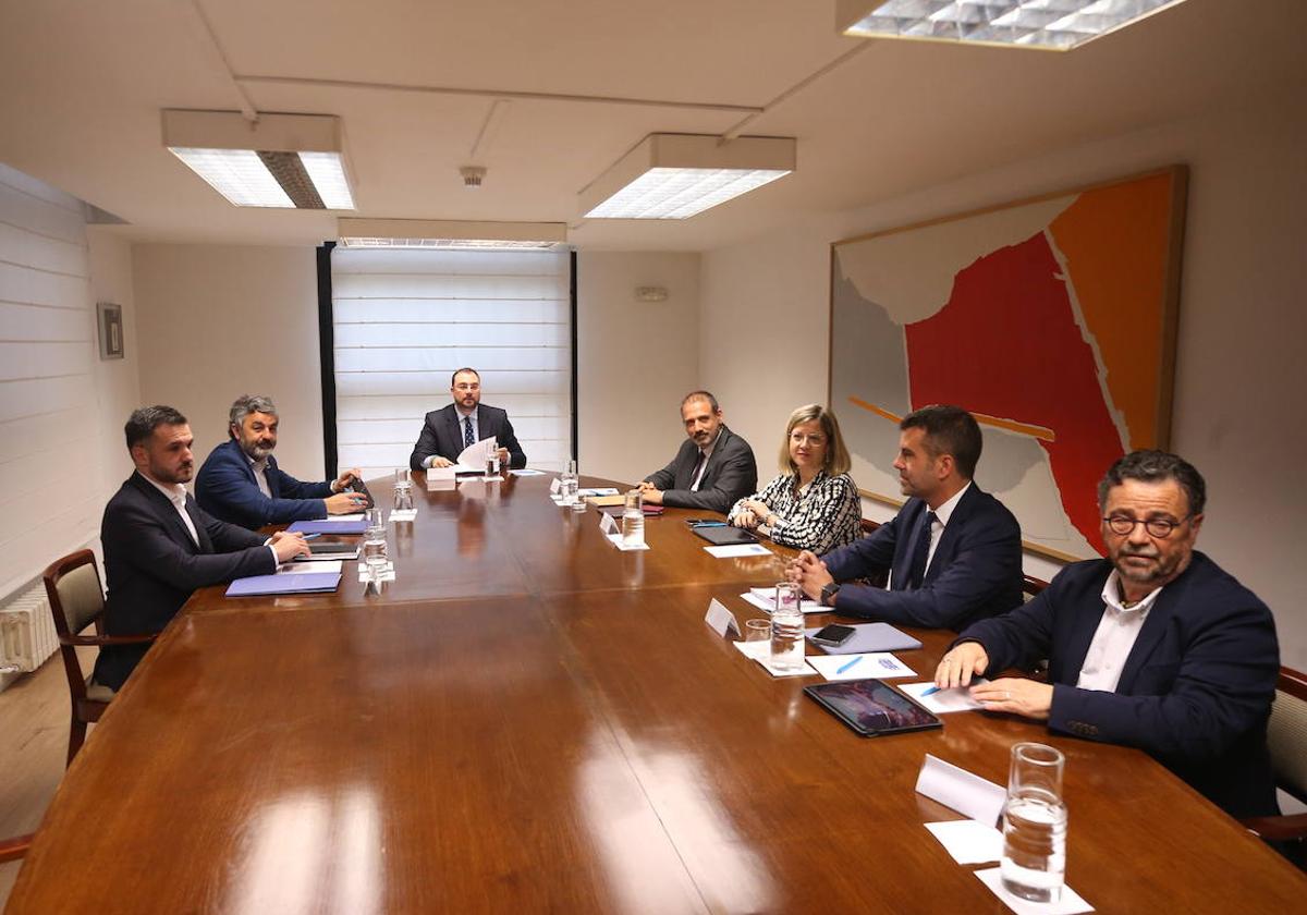 Reunión de Adrián Barbón, con el secretario general de Infraestructuras, Francisco Javier Flórez, y la presidenta de Adif, María Luisa Domínguez.