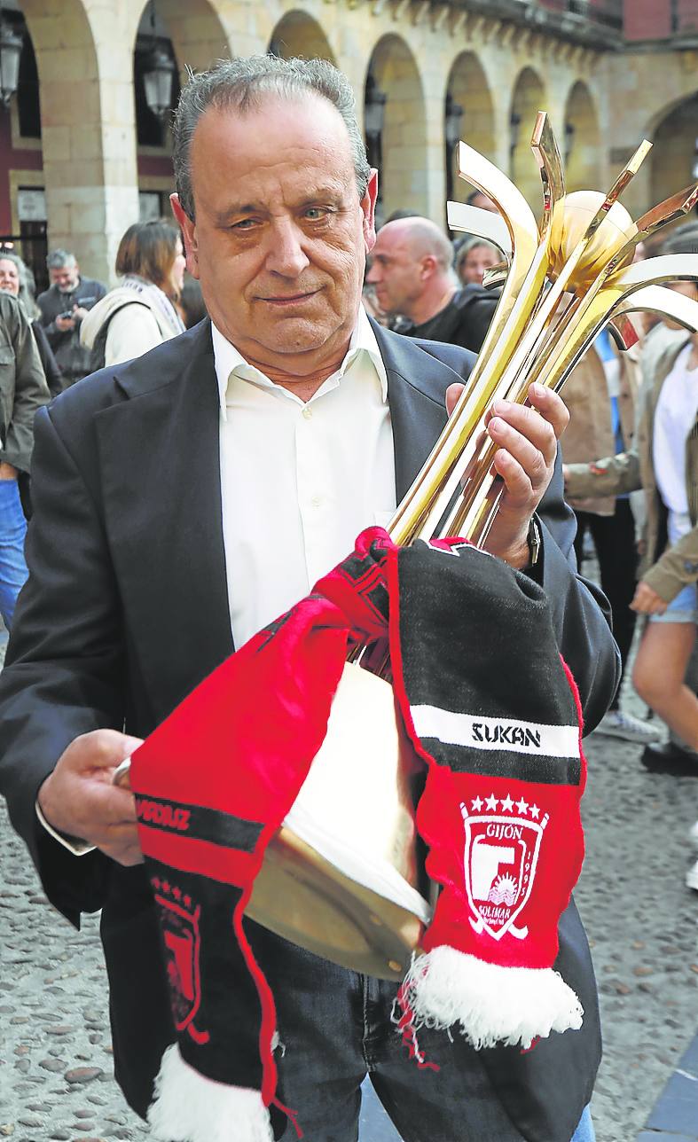 José Luis Souto, con la Copa, el lunes, en la Plaza Mayor.