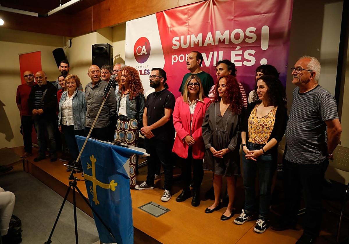 Sara Retuerto, con chaqueta rosa, con el resto de miembros de la candidatura de Cambia Avilés.