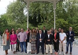 Luis Pacho, en el centro junto a Alfonso Pereira y el resto de miembros de su candidatura.