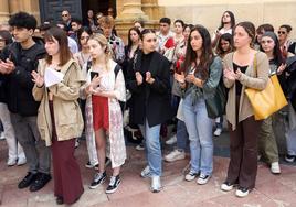 Dolor y rabia por Claudia frente a la Facultad de Psicología