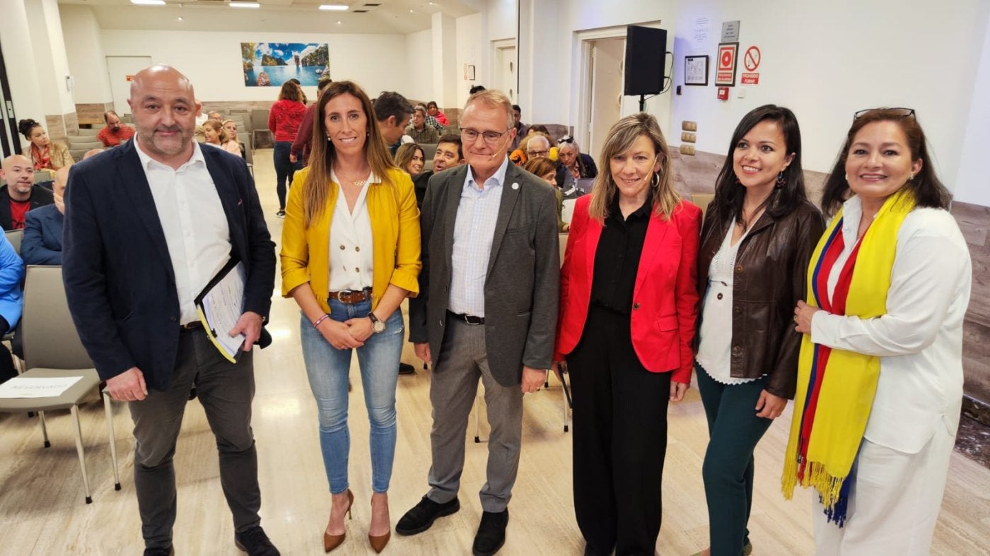 Diego Canga, entre las candidatas de Gijón y Avilés, en el encuentro con inmigrantes.