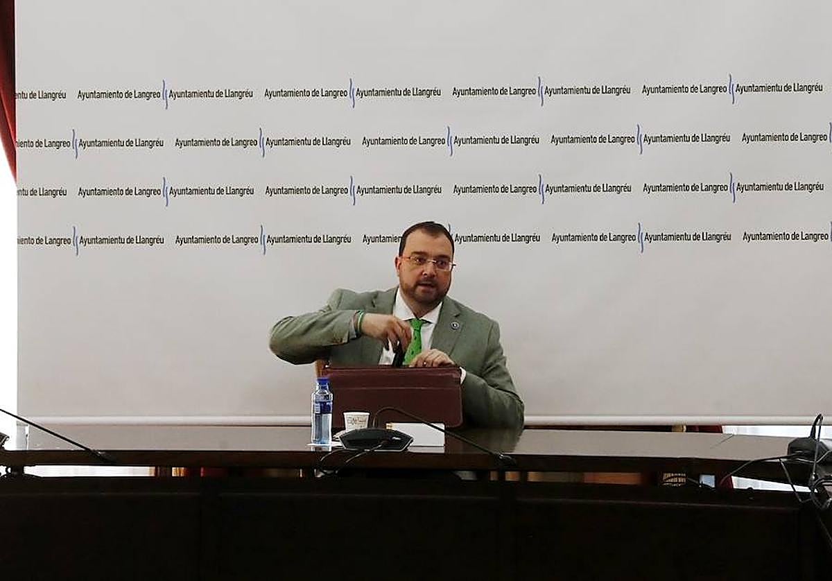 Adrián Barbón, tras el Consejo de Gobierno celebrado en el Ayuntamiento de Langreo.