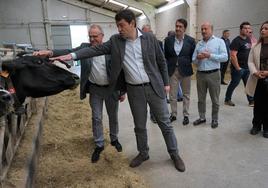 El candidato del PP a la Presidencia del Principado, junto al presidente de la Junta de Castilla y León, Alfonso Fernández Mañueco.