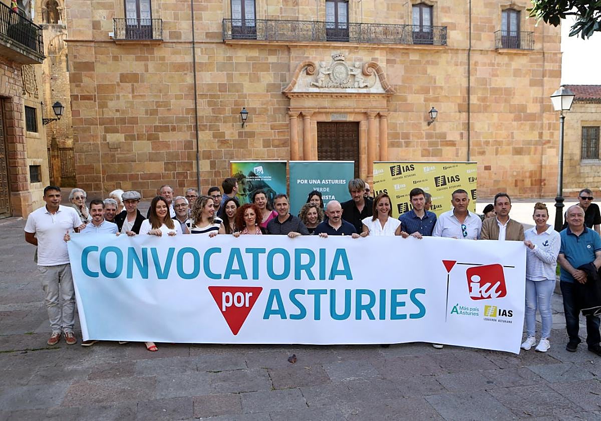 Parte de los candidatos de IU-Convocatoria por Asturias, en la plaza de la Corrada del Obispo, con el palacio arzobispal a la izquierda y la puerta 'Domus Dei' de la catedral detrás.