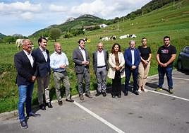 José Manuel Felgueres, Juan Carlos Suárez-Quiñones, Luis Venta, Alfonso Fernández Mañueco, Diego Canga, Elena Soberón, Francisco Gonzalez López, María Moradiellos y Francisco González Huerdo, ayer durante la visita de los populares a Arenas de Cabrales.