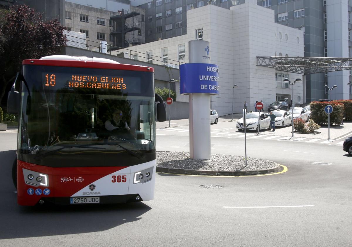 Un autobús, en Cabueñes.