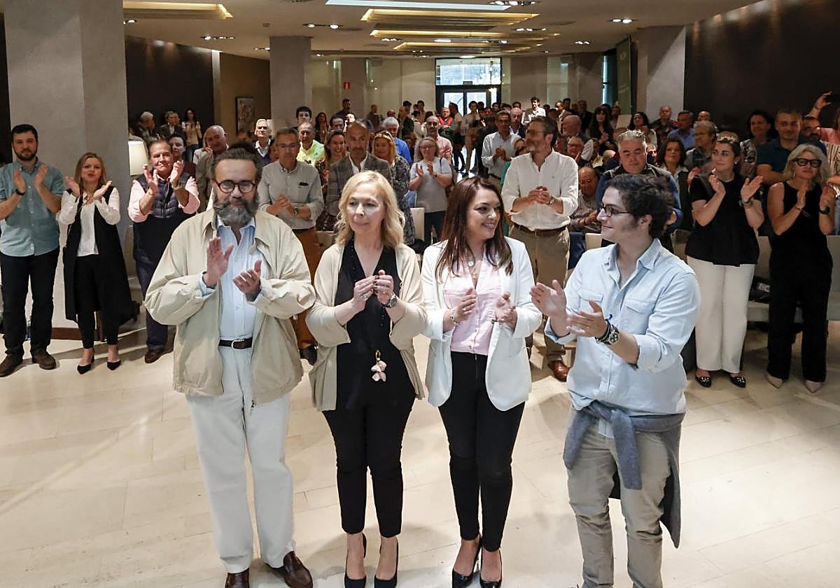 José María Sánchez, Sara Álvarez Rouco, Carolina López y José María Figaredo, en el acto celebrado por Vox en el hotel NH para presentar la candidatura local.