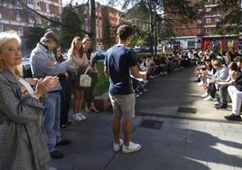 Los alumnos y la concejala Salomé Díaz, frente al Stolpersteine.