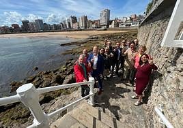 Iñarra (en el centro) y Villarroel (primera por la derecha), junto dirigentes de Cs de Asturias y Castilla y León, ayer, en Gijón.