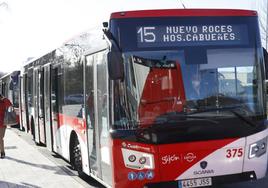 Autobús de la línea 15 de EMTUSA, en Cabueñes.