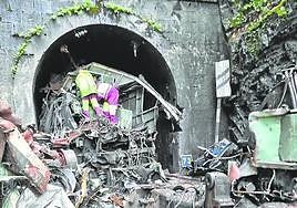 Retirada de la locomotora descarrilada cerca de Puente de los Fierros en 2021. Ahora se renovarán los postes y ménsulas afectados entonces.