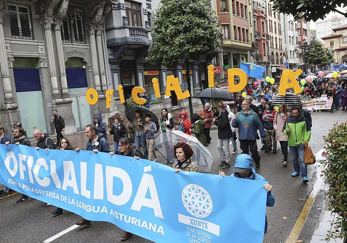 «Tenemos que acabar ya con la discriminación lingüística en la que vive la llingua asturiana»