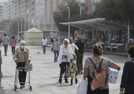 El Muro, con varias personas mayores disfrutando de un paseo en una imagen de archivo.