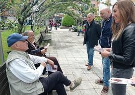 Ángela Pumariega, ayer, durante el reparto informativo del PP.