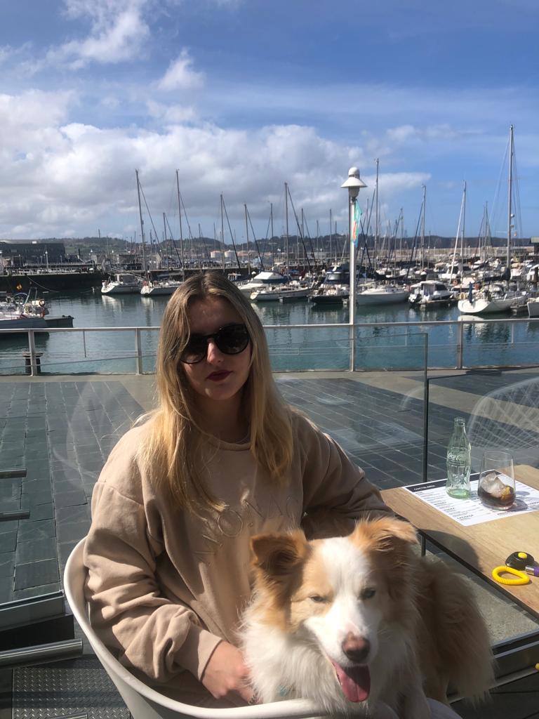 Claudia, con su perra 'Danita', en los Jardines de la Reina.