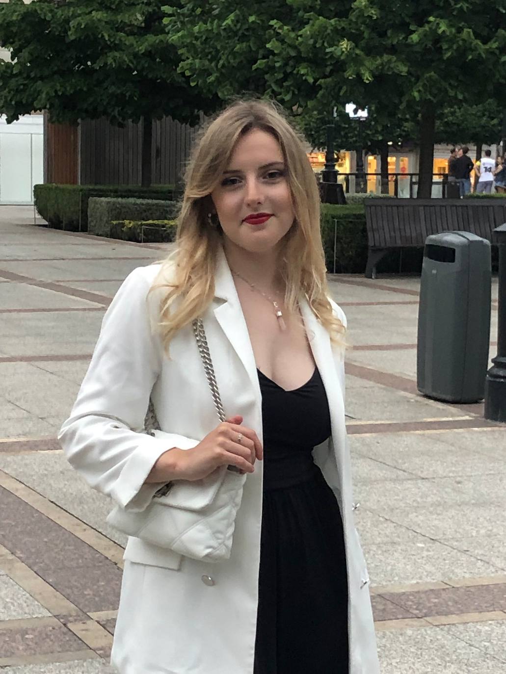 La joven, en el paseo de Begoña.