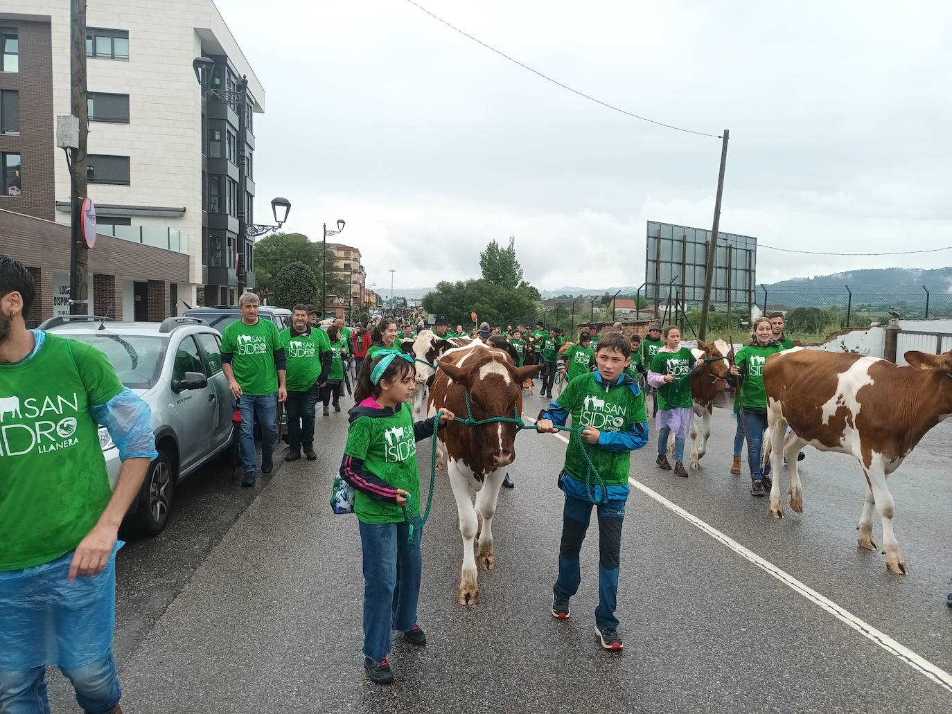 Desfile de carros y ganado en la feria de San Isidro de Llanera